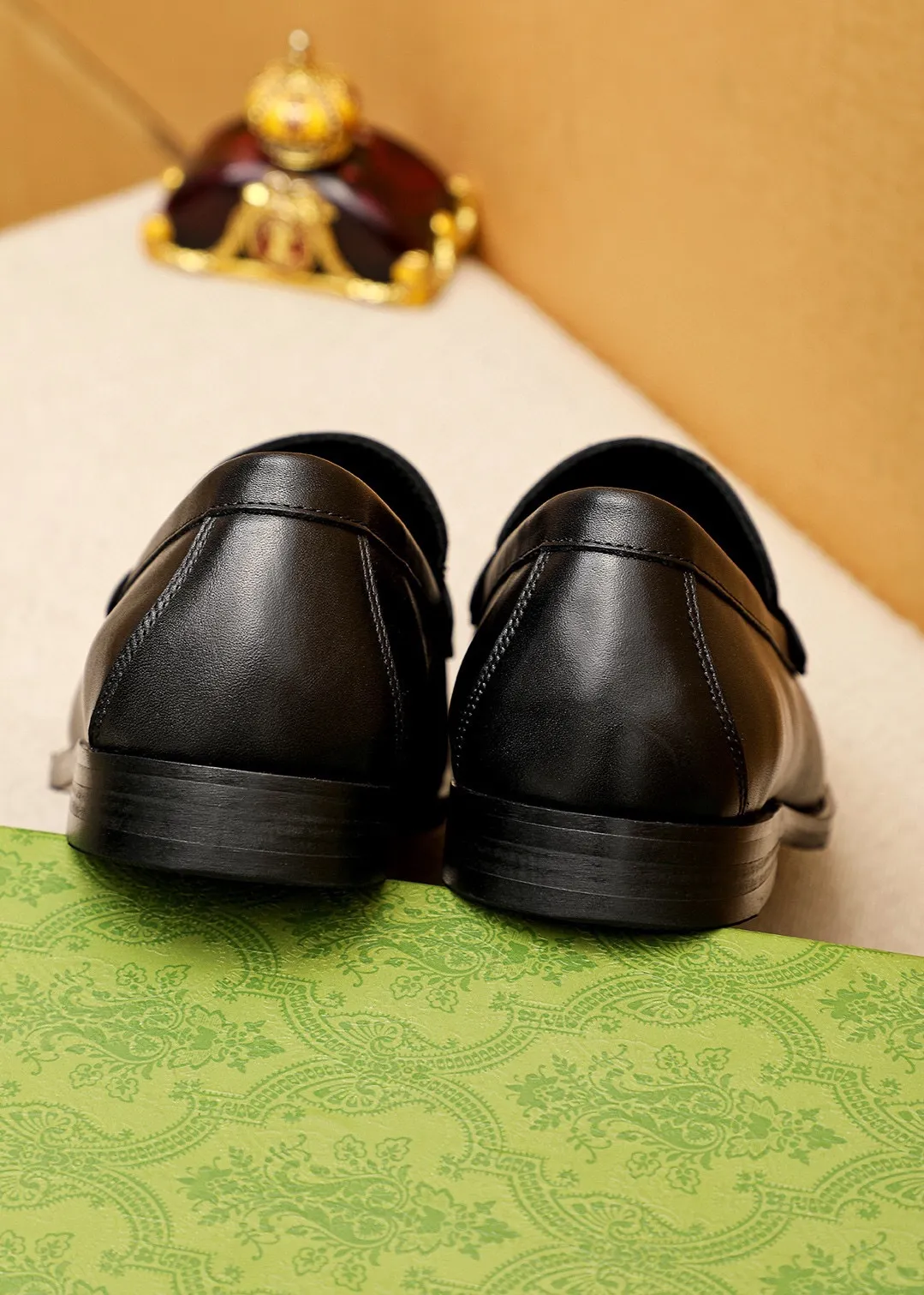 Men's shoes 💰460 💐 Product trademark: GUCCI "Gucci" casual leather shoes Regular size: 38-44 (45🉑️customized) Product materials: Selected imported first-layer calfskin upper + luxury hardware buckle, imported water-dyed cowhide leather lining. Strong three-dimensional visual effect, original combination outsole Color: 3⃣️colors available